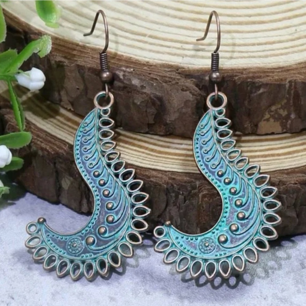 NWT Beautiful Boho Style Antique Copper Tone Earrings!